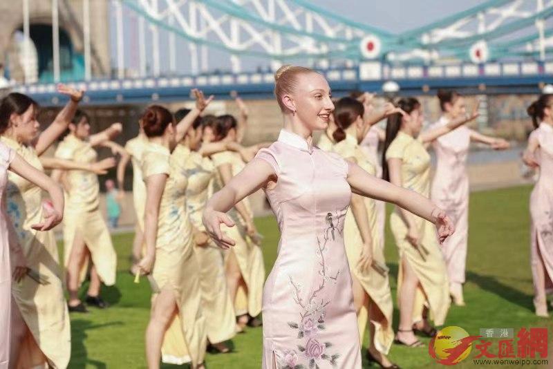身穿旗袍的東西方女性以曼妙舞姿展示女性的優雅美麗(大公文匯全媒體新聞中心記者 李威攝)