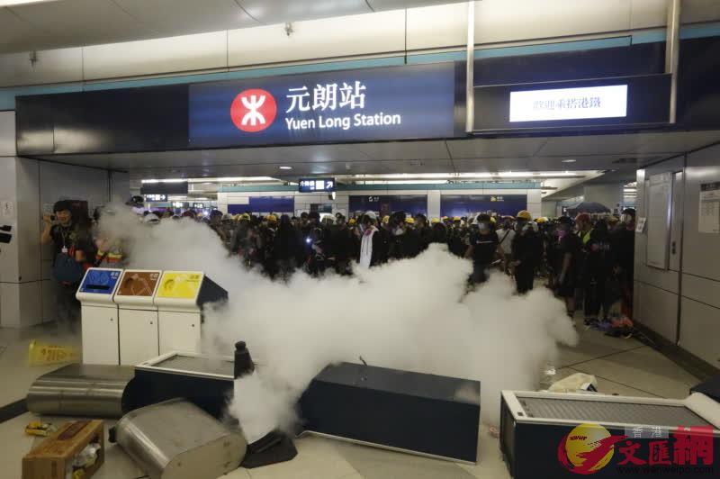 暴徒8.21深夜大肆破壞西鐵元朗站C]香港文匯報記者 攝^
