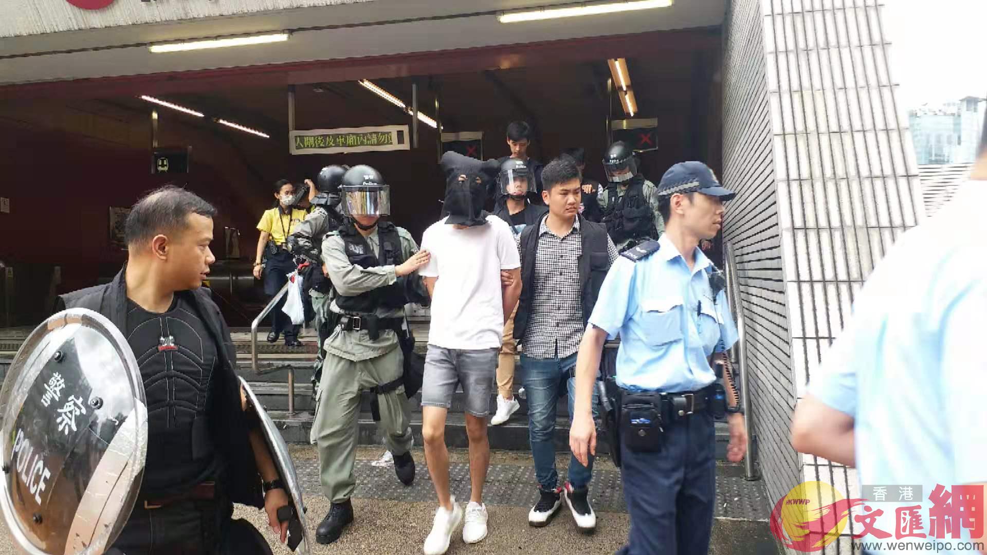 3人在荔景站涉違禁制令被拘捕]大公文匯全媒體記者攝^