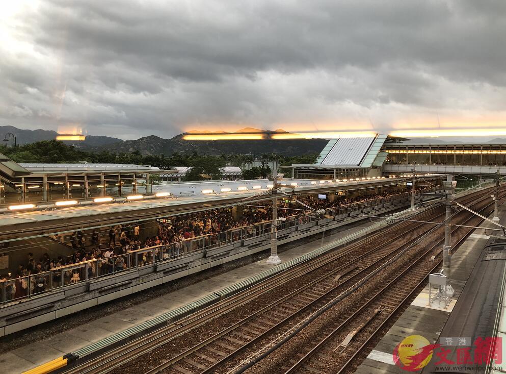 9月1日下午6時半A港鐵東涌線被迫暫停服務A大批乘客滯留欣澳站C