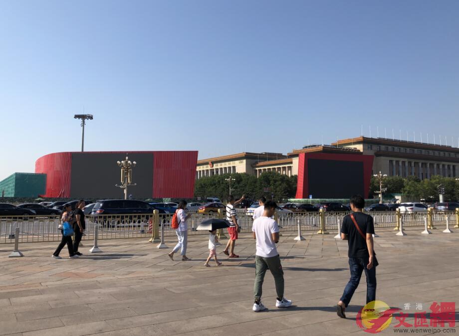 天安門廣場東西兩側靠近長安街搭建起多個類似大型屏幕的臨時建築(記者 葛沖 攝)