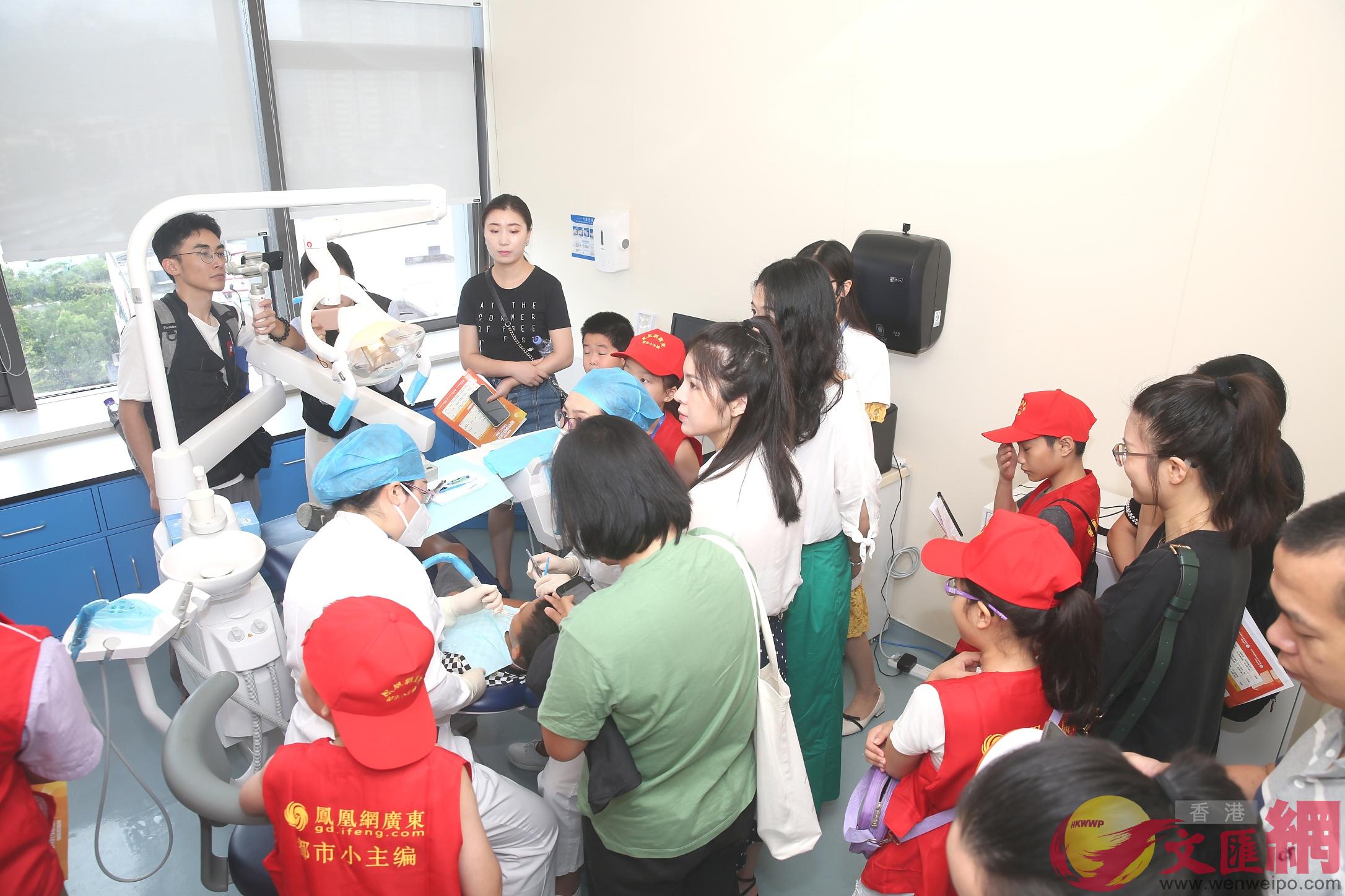 體驗者在市慢病中心口腔科參觀體驗 記者 郭若溪攝 