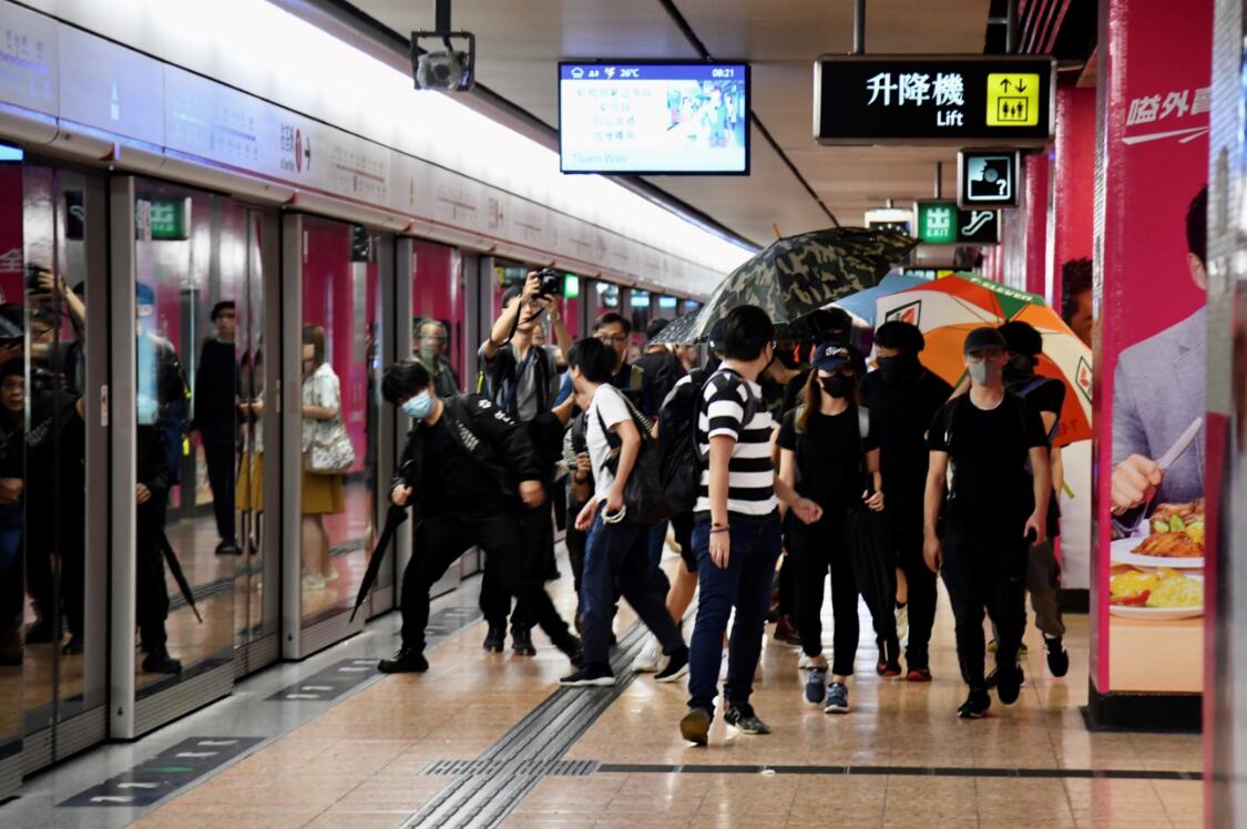 9月2日A示威者來回穿梭於各個港鐵車站C有示威者早上7時30分於港鐵炮台山站集合A後來到港鐵荃灣線及觀塘線車站以各種方式阻擋港鐵運作A試圖阻止市民上班及上學C 香港中通社圖片