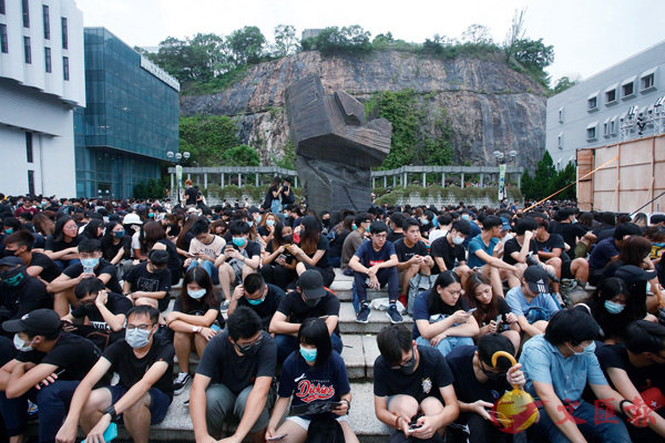一批自稱代表大專學界的學生會成員A在中文大學校園舉行所謂u全港罷課集會vC 香港文匯報記者 攝
