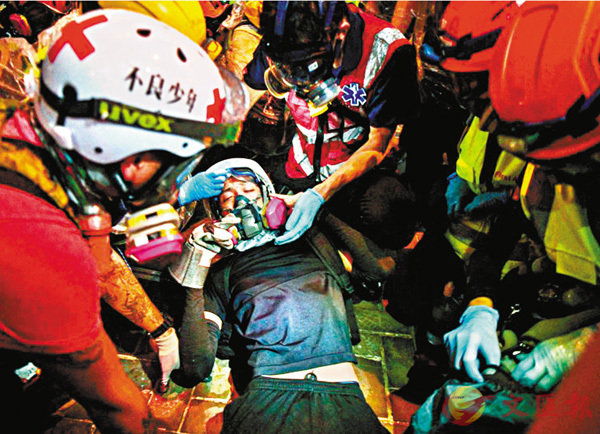 「救護員」頭盔上印有「不良少年」。 資料圖片