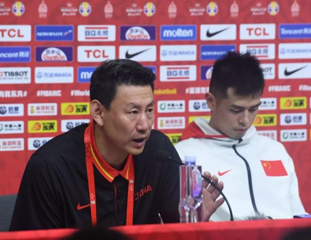 9月4日A中國隊主教練李楠]左^與方碩在賽後發佈會上C