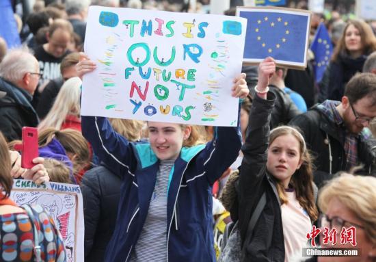 3月23日，在歐盟同意英國延遲脫歐、英國脫歐前景仍面臨「災難的不確定性」困境之際，倫敦市中心舉行了大規模呼籲舉行「第二次脫歐公投」的示威遊行。圖為高舉標語的少女。中新社