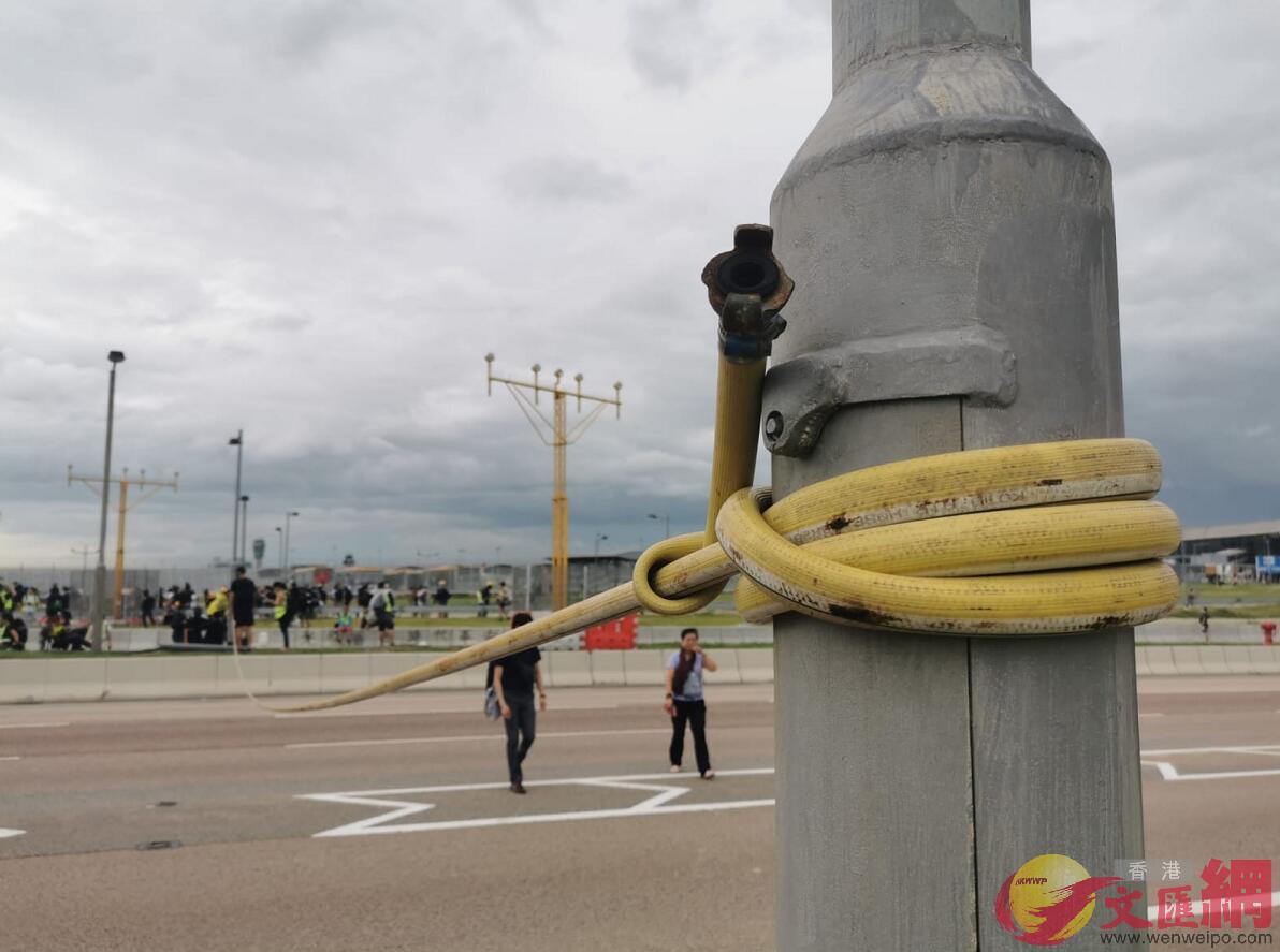 9月1日A有暴徒使用水管連接路燈來設置路障A阻礙機場高速公路的過往交通]大公文匯全媒體記者攝^