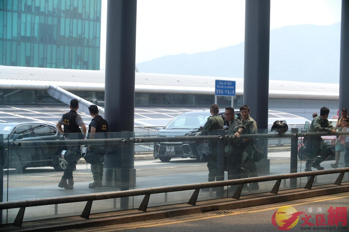 警方在機場附近及機場內的多個地方戒備