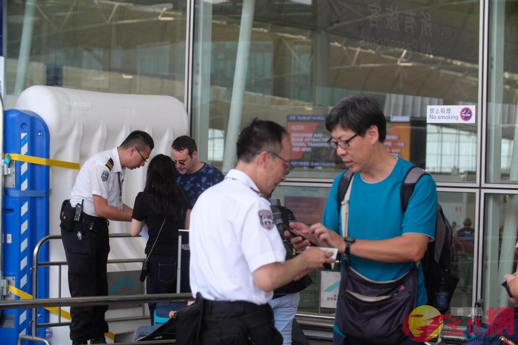 乘客進入機場及禁區都要出示登機證和旅遊證件