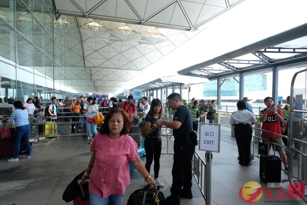 乘客進入機場及禁區都要出示登機證和旅遊證件