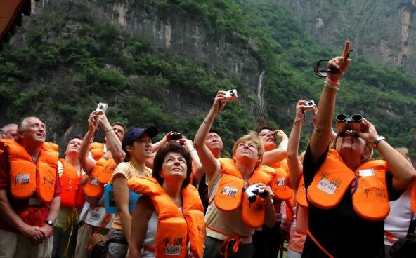 外國遊客遊覽長江三峽]資料圖片^