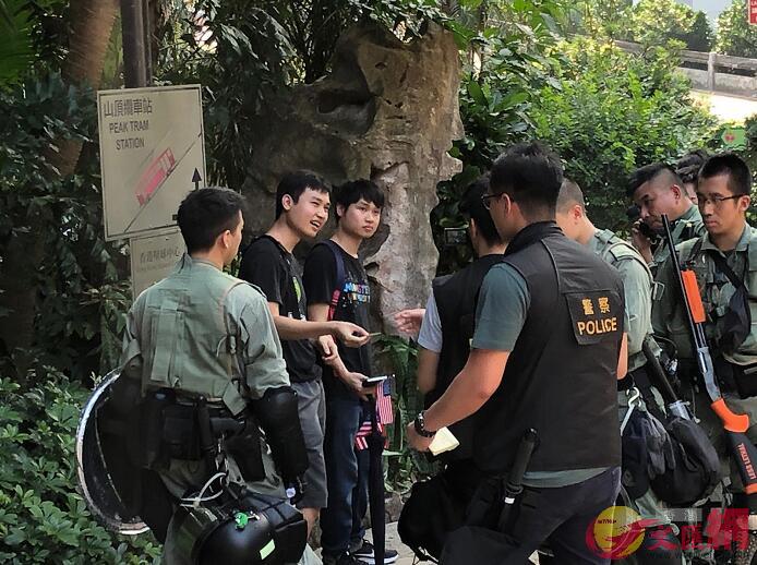 兩名著黑衣示威者被警察搜身檢查後放行]大公文匯全媒體記者攝^