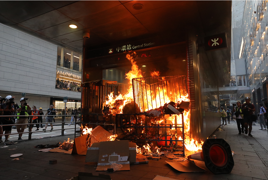 港鐵中環站昨日遭亂港暴徒破壞A在出口處縱火C]香港文匯報記者攝^