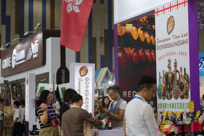 香港酒業總商會在本屆酒博會上的展位人頭攢動C]大公文匯全媒體記者 周亞明 攝^