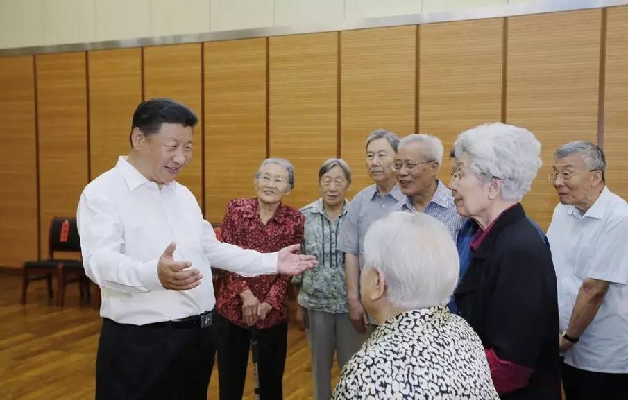 2016年教師節前夕,習近平再次走進母校——北京八一學校,看望慰問全體師生。(人民日報客戶端) 2016年教師節前夕,習近平再次走進母校——北京八一學校,看望慰問全體師生。(人民日報客戶端)