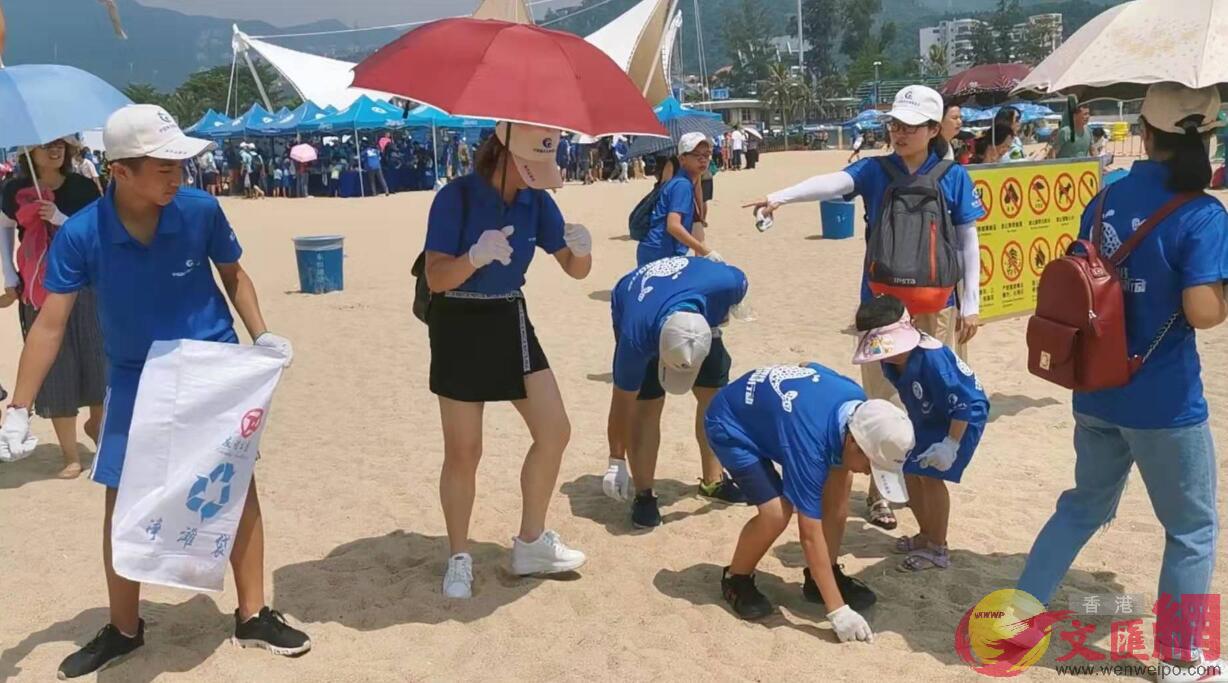 志願者們清潔沙灘A撿拾垃圾 記者 李望賢 攝