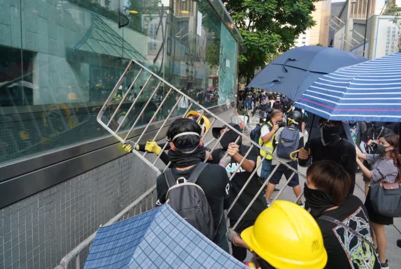 9月8日下午A暴力示威者在港鐵中環站大肆破壞設施A中環站J1和J3出入口玻璃被打爛C ]圖源G中新社^