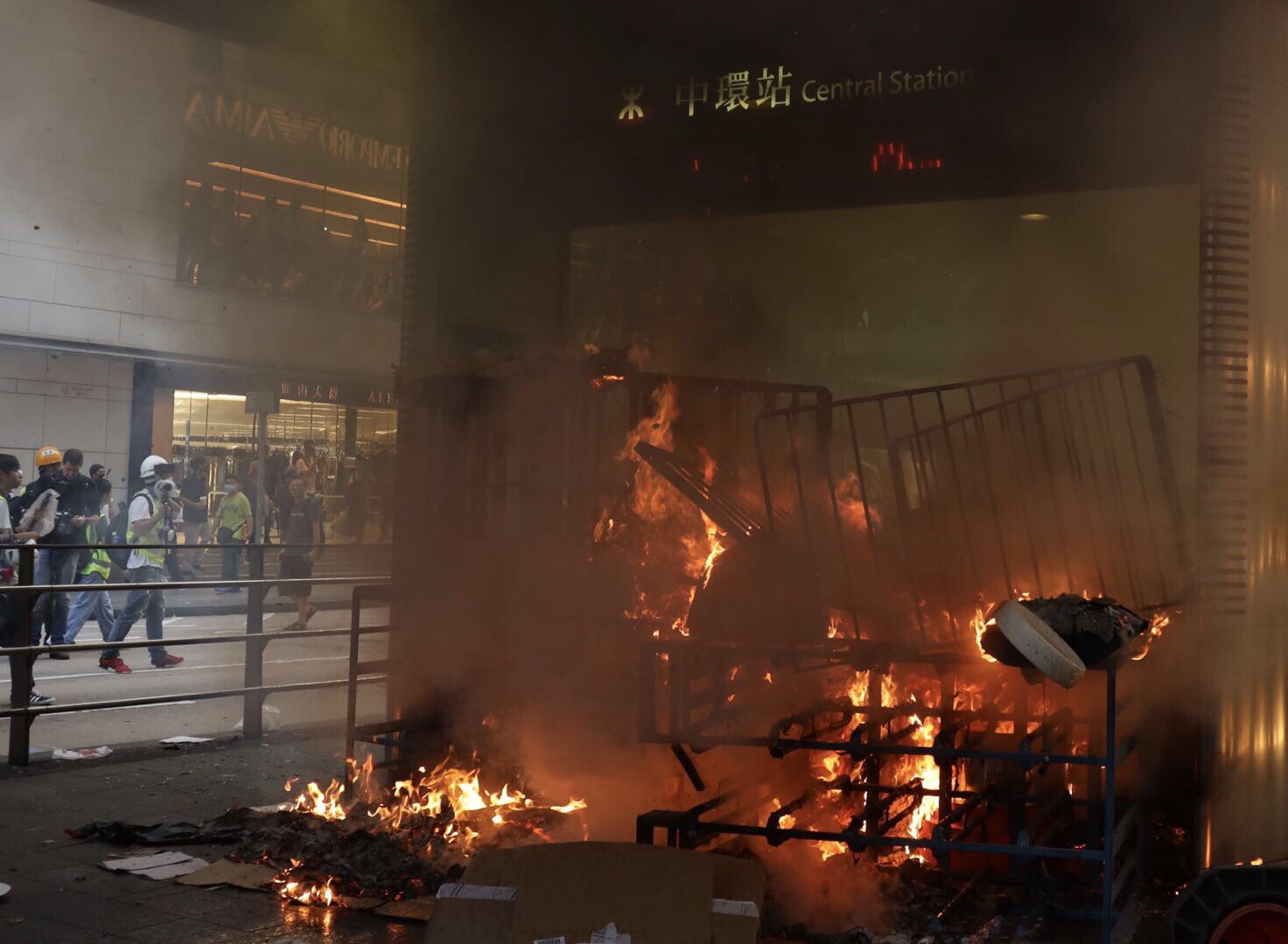 9月8日A暴力分子在香港中環一帶多處縱火破壞港鐵設施C]圖源G新華社^