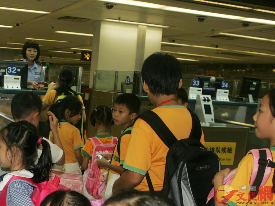跨境學童成為粵港澳口岸出入境旅客中的一個特殊群體(方俊明 攝)