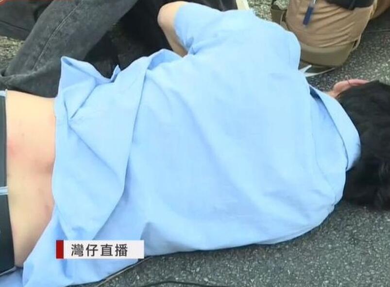一藍衫男子被圍毆受傷倒地(電視截圖)