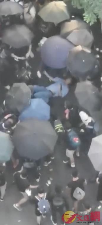 藍衣男在遮陣中被打至不支倒地C視頻截圖