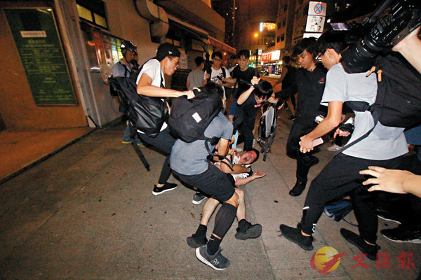 數名暴徒繼續襲擊倒在地上的白衣男C 香港文匯報記者 攝
