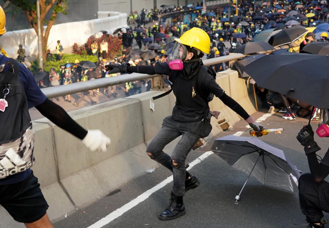 圖為暴力示威者向政府總部的警方防線投擲自制燃燒彈C 香港中通社圖片