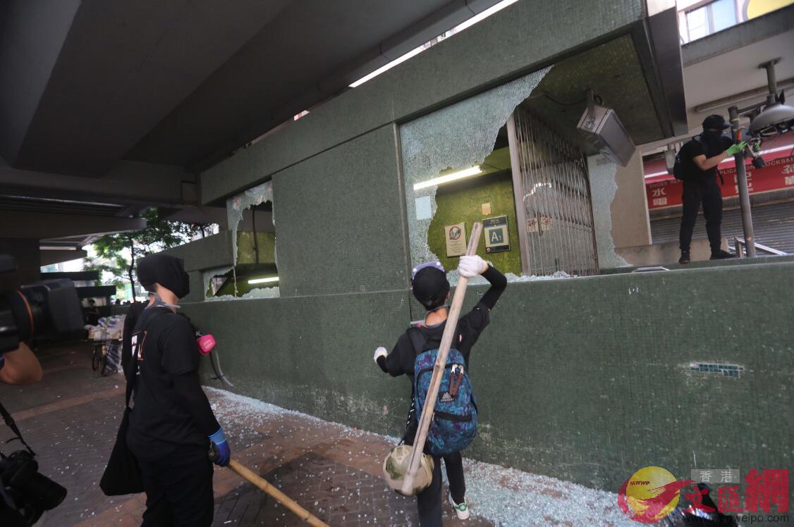 暴徒搗毁灣仔地鐵站出口玻璃C香港文匯報記者攝