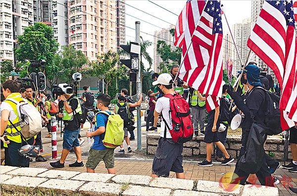 非法示威者揮舞美國國旗