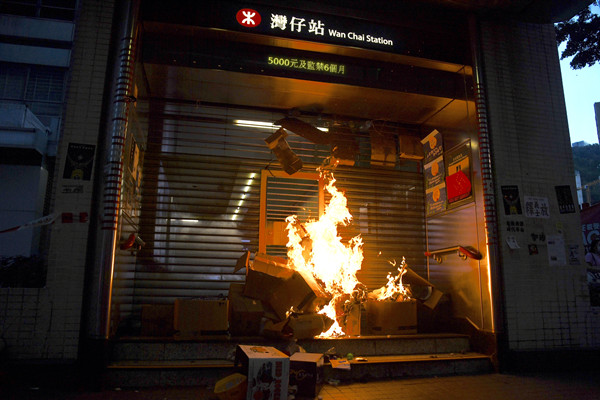 9月15日下午6時22分A激進示威者於灣仔地鐵站及軒尼詩道多處縱火A消防人員及時把火撲滅C]香港中通社圖片^