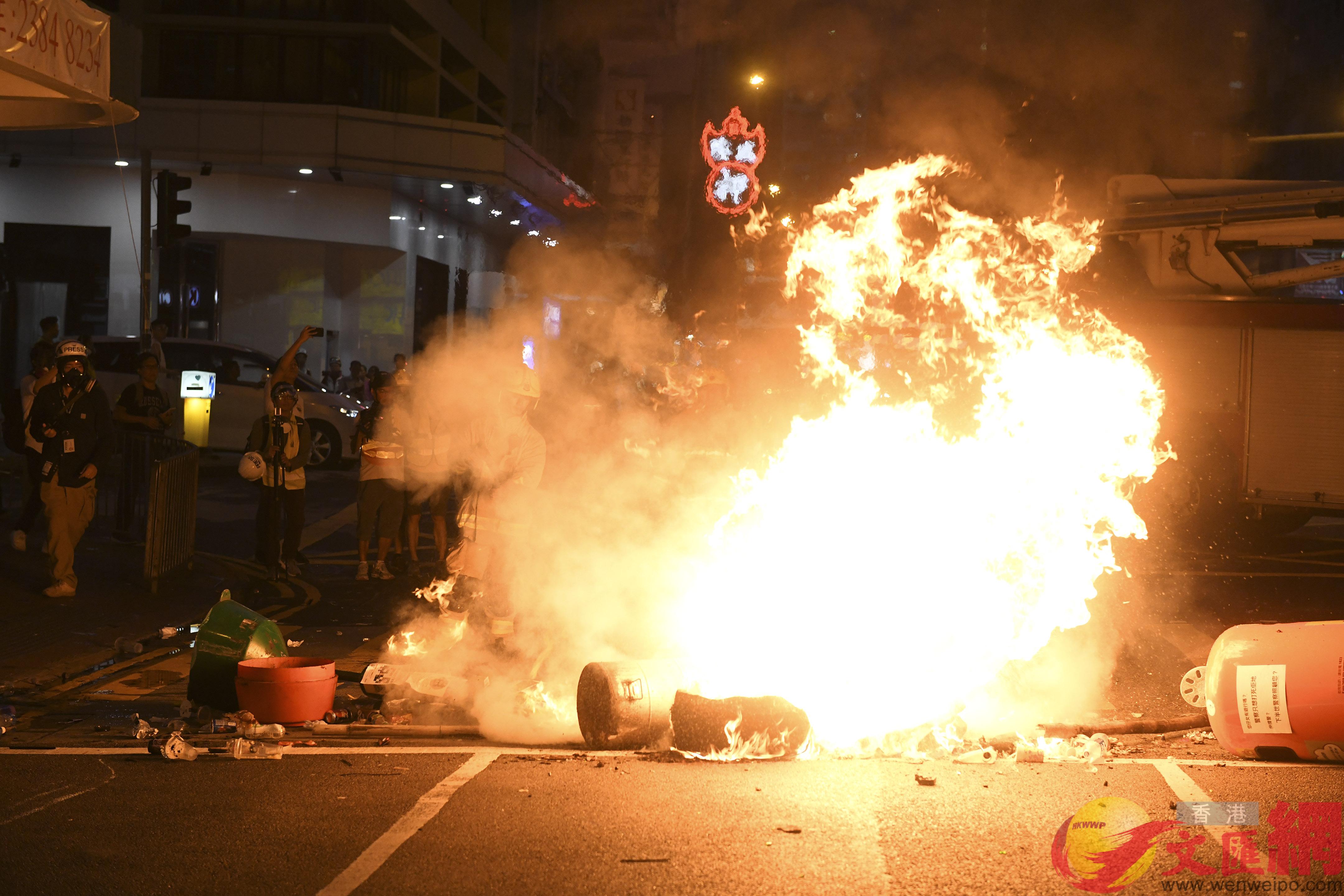 9月15日，暴力分子在香港軒尼詩道上縱火。