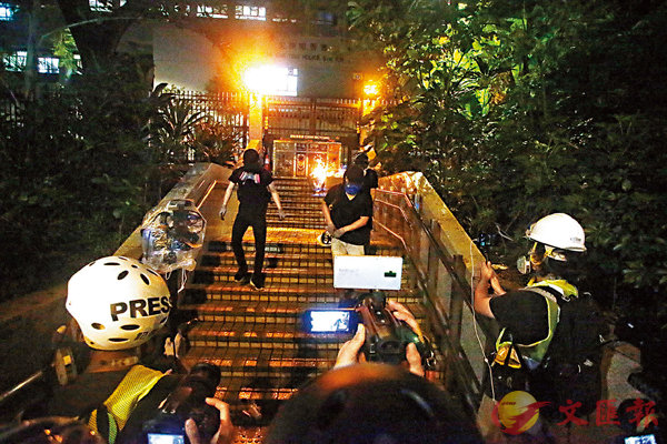暴徒在尖沙咀警署鐵門外縱火。香港文匯報記者 攝