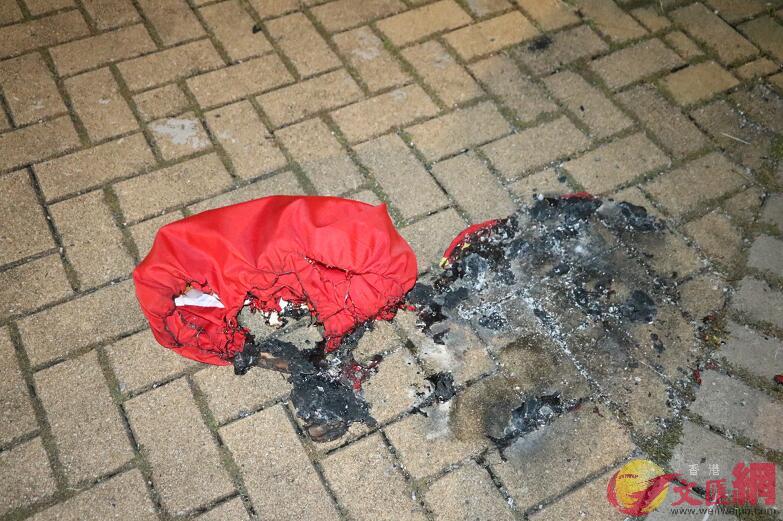暴徒在東涌泳池外焚燒國旗C(香港文匯報資料圖片)