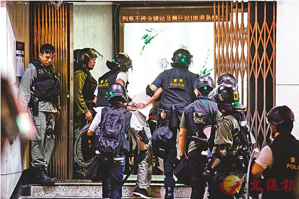 警隊是守護香港的防線A卻成為縱暴派B煽暴派重點攻擊的對象A林鄭月娥指警方執法一視同仁A不認同警隊u執法不公v的說法C ]彭博社^