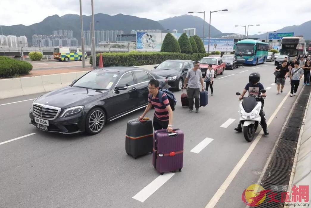 9月1日A暴徒發起機場u和你塞v阻交通A旅客被迫拖著行李前往機場C]大公文匯全媒體記者攝^ 