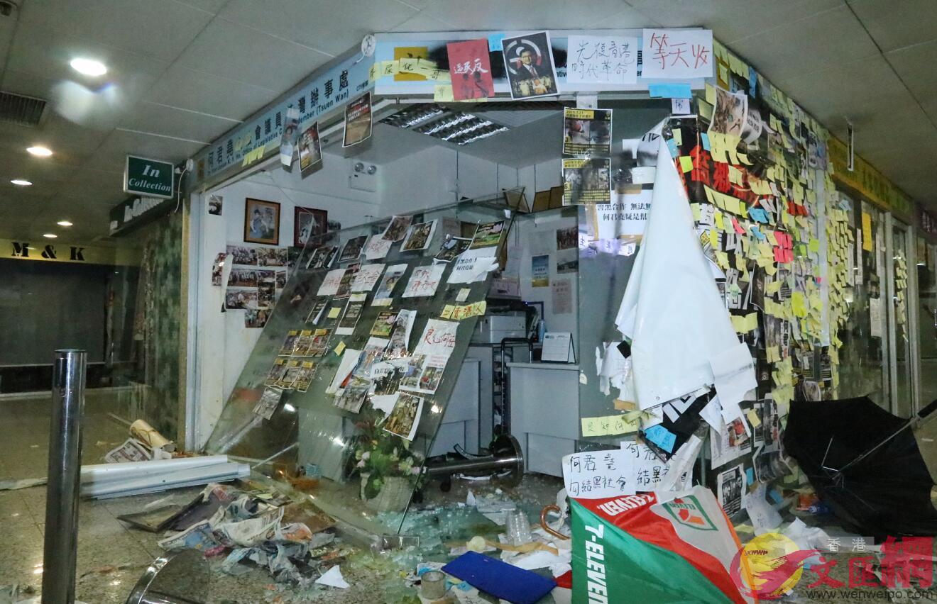 7月22日下午A立法會議員何君堯位於荃灣荃豐中心的辦公室被大批示威者包圍破壞A辦公室外玻璃窗損毀A玻璃碎滿一地C]香港文匯報資料圖片^