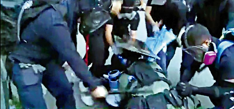 9月21日A屯門暴力遊行中A暴徒試圖搶奪警員右邊腰際的佩槍]網絡視頻截圖^
