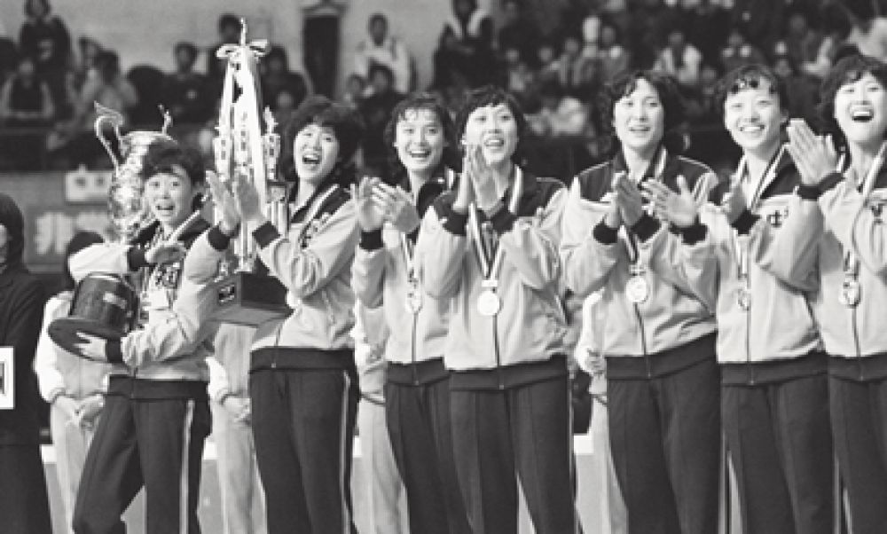 1981年11月16日A郎平(左二)與隊友在奪得第三屆世界盃女子排球賽冠軍後領獎攝影/m瞭望n新聞週刊