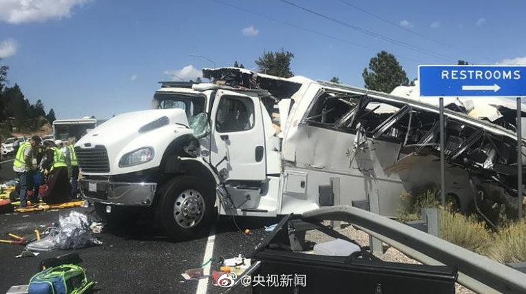 車禍目前已經造成4人遇難A12至15人嚴重受傷C警方表示A大巴上共有30名左右乘客A為來自中國的旅遊團C]央視新聞圖片^