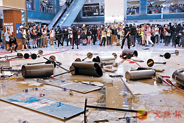暴徒昨日大肆破壞沙田新城市廣場A將雜物亂棄A並用水喉淋濕地面C]香港文匯報記者 攝^