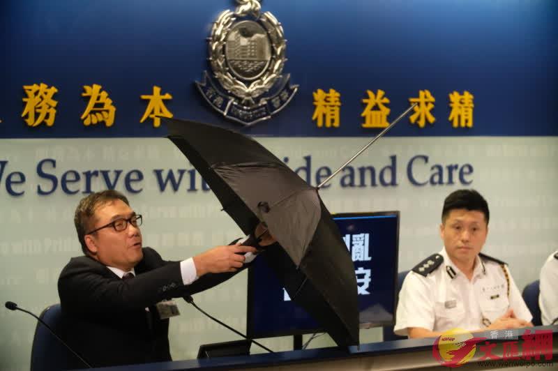 李桂華展示暴徒改裝後的雨傘及自製汽油彈(大公文匯全媒體記者 麥鈞傑 攝)