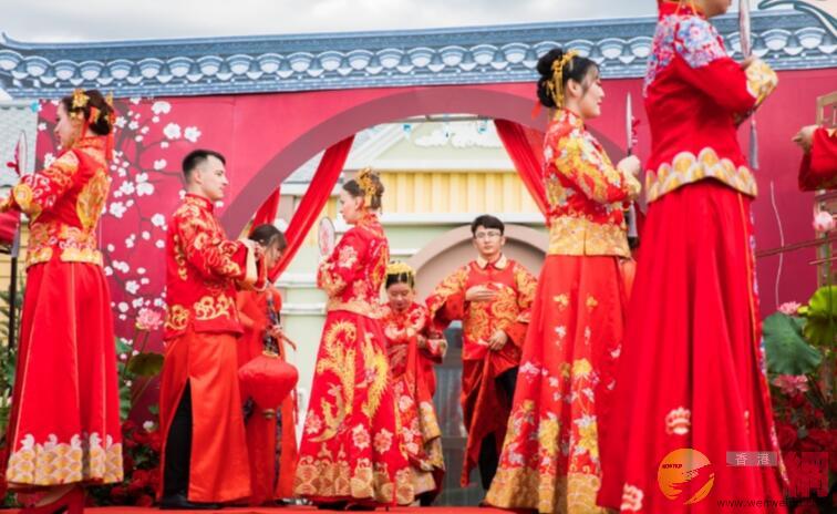 六對中俄農民朋友演繹漢唐主題婚禮C記者吳千攝 