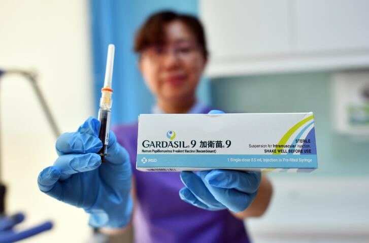 新華社資料圖G護士展示九價HPV疫苗