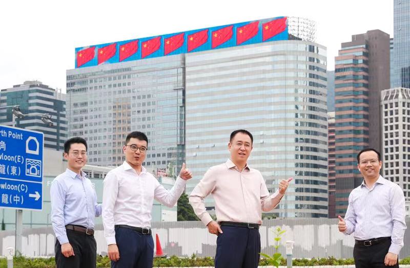 許家印檢查恆大香港總部大樓五星紅旗飄揚的展示效果