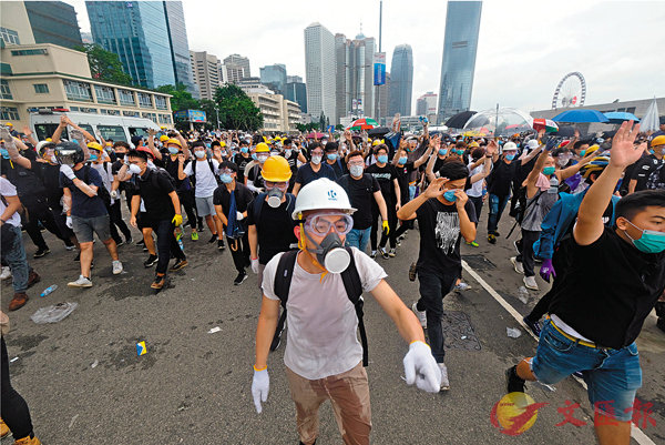 經過u大台v背後煽動A6月12日的衝擊行動A成為u反修例風波v首場大型暴力衝擊事件C 資料圖片