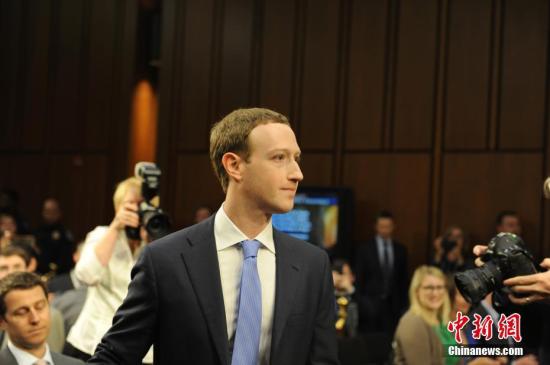 為美國社交媒體平台臉書的首席執行官馬克P扎克伯格在美國參議院司法委員會和商業B科技和運輸委員會舉行的聯合聽證會上作證A並就臉書數據被濫用等問題道歉C]圖源G中新網^