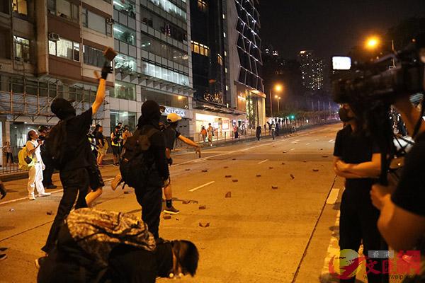 蒙面黑衣人掂磚準備搞破壞 香港文匯報記者攝