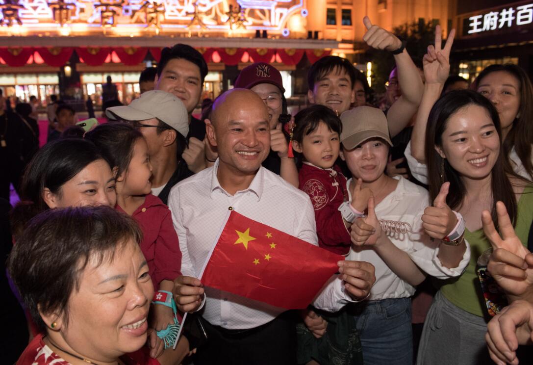 9月29日晚A香港警隊代表來到北京後海B王府井等地參觀B遊覽A並與民眾進行交流C