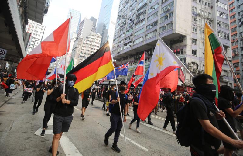蒙面暴徒非法集結A並高舉多國國旗A乞求外力干預香港事務